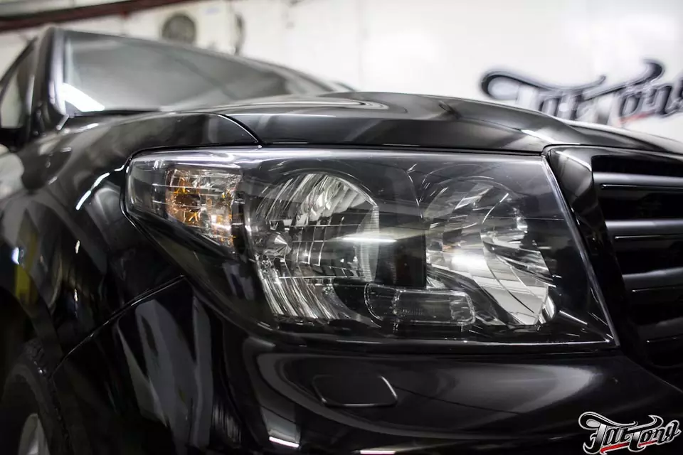 Toyota LandCruiser 200. Окрас масок фар в черный глянец. Окрас решетки радиатора в черный глянец и черный мат.